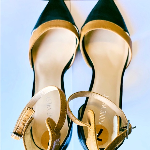 Neutral Pointed Toe Heels 👠 - Picture 1 of 3